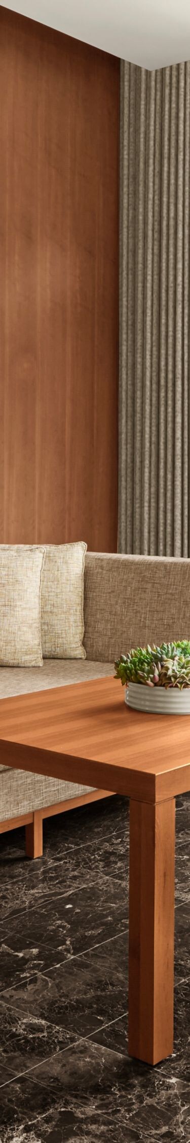 Phòng khách biệt thự hướng vườn sang trọng