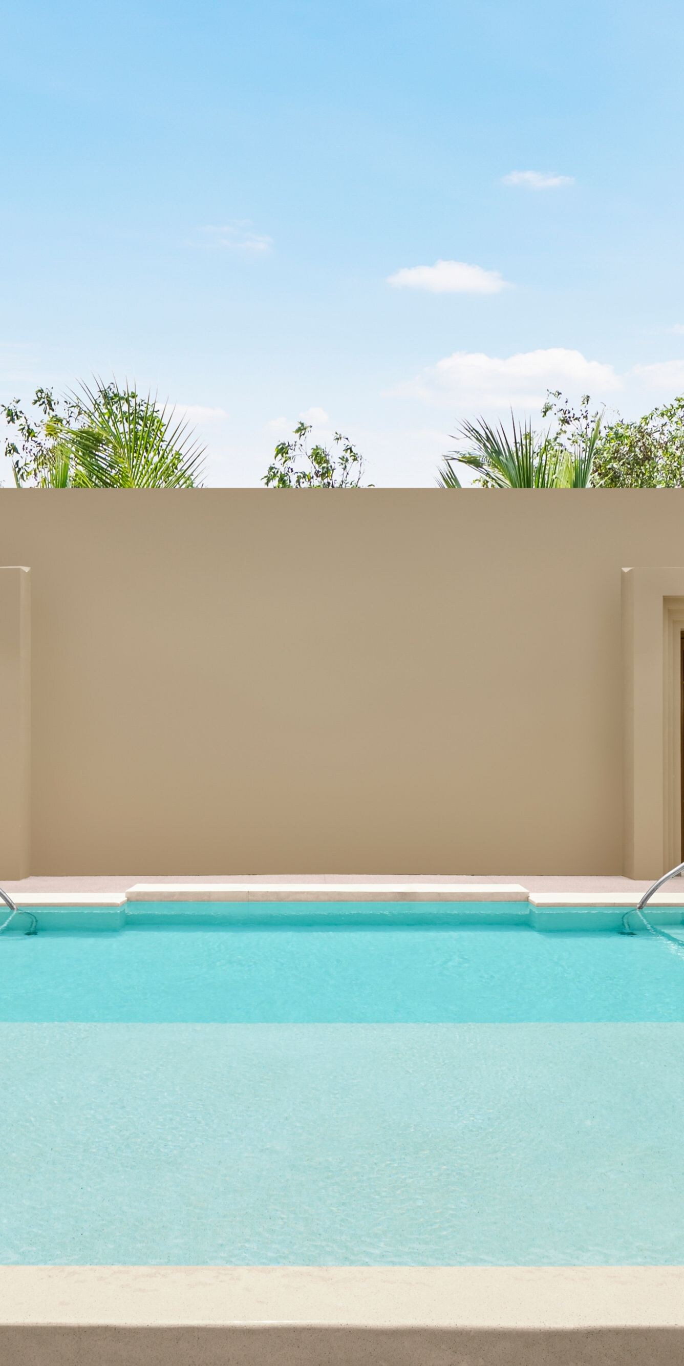 Hồ bơi trẻ hóa tại spa sang trọng ở khu nghỉ dưỡng