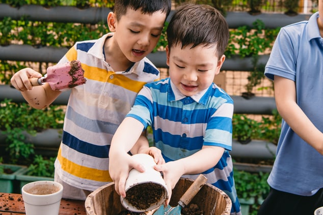 「JW Lakeside Gardens」で植樹する子供たち