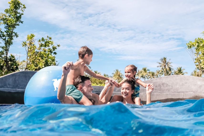 Famille dans l’Aqua Play Zone, piscine à vagues 