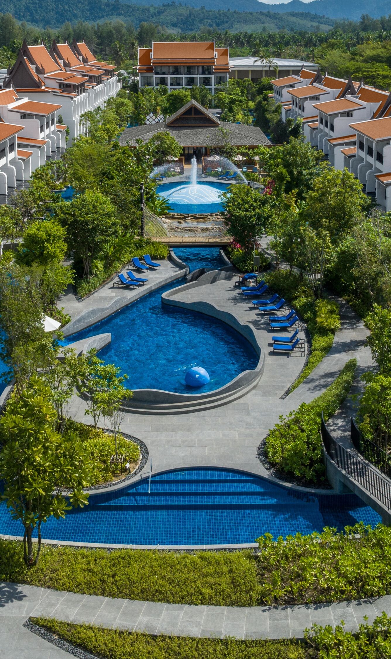 Poolområderne på JW Marriott Khao Lak Resort & Spa