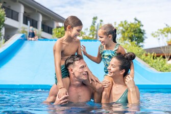 수영장에서 즐거운 시간을 보내는 가족