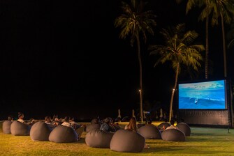 밤 시간대 영화 감상이 가능한 해변 야외 영화관