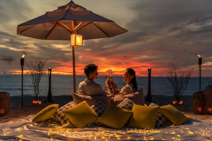 Romantisches Abendessen am Strand