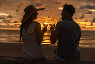 해질녘 해변에서 로맨틱한 시간을 보내는 커플