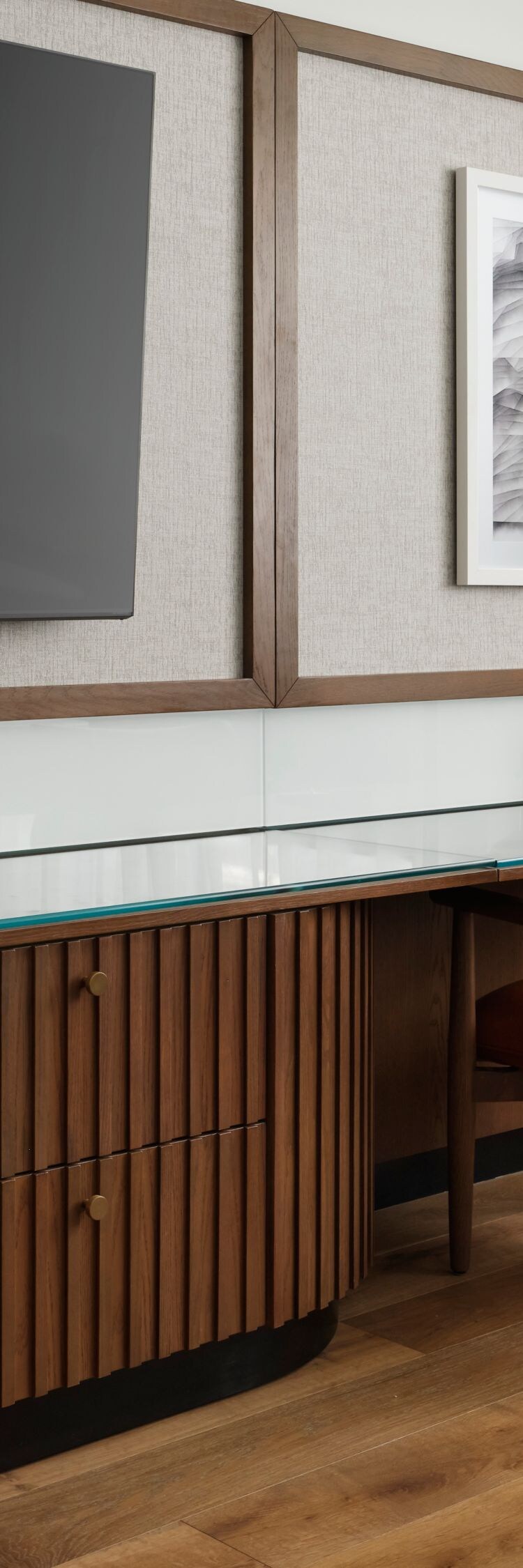 Guest room with work desk and flat-screen TV