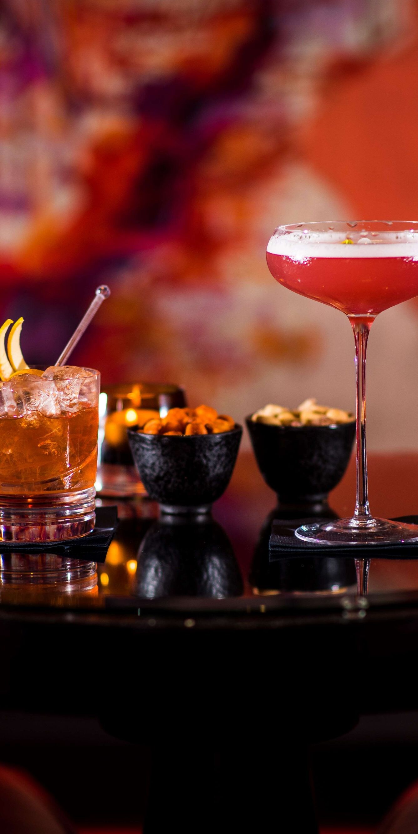 Bebidas en una mesa con aperitivos