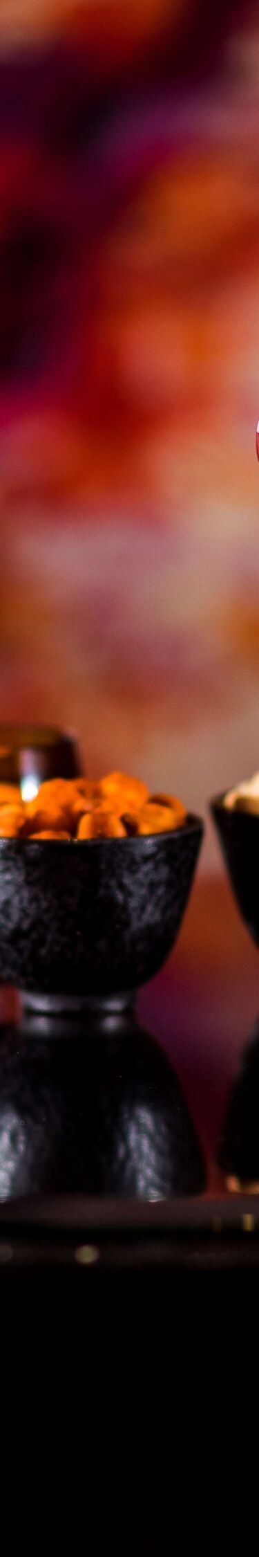 Bebidas en una mesa con aperitivos