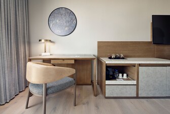 Deluxe Double Guest Room - Desk Area