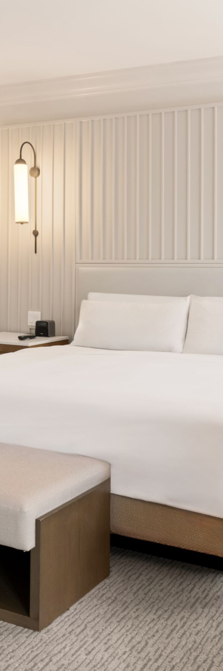 Dormitorio con cama tamaño King, vista al resort