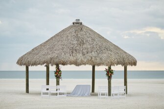 Fotografía de una boda, ceremonia íntima en un kiosco en la playa