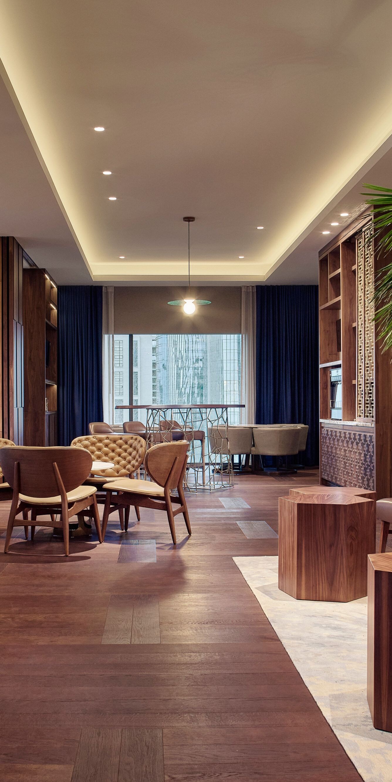 Moderno lobby del Executive Lounge con zona de asientos