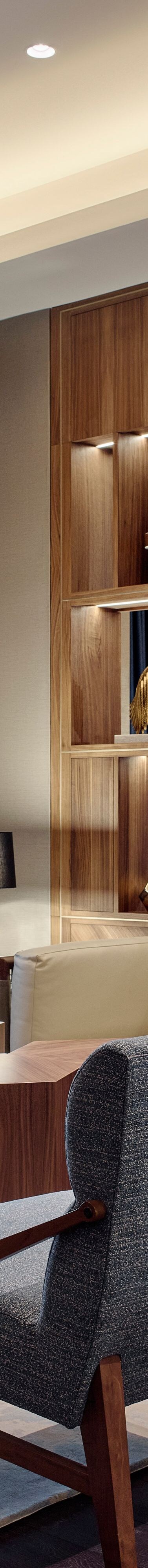 Moderno lounge del lobby con asientos y estanterías de madera