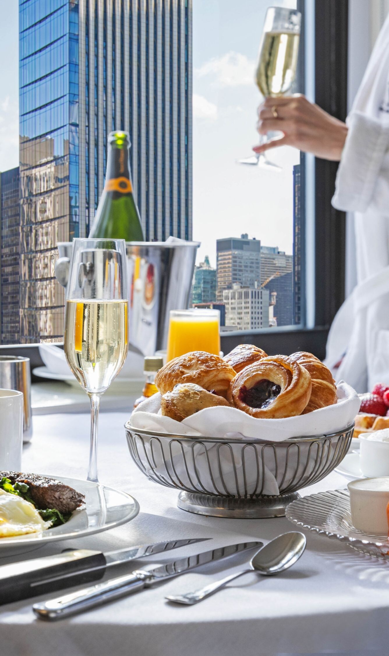 Vue sur l'horizon de New York avec petit-déjeuner servi dans la chambre
