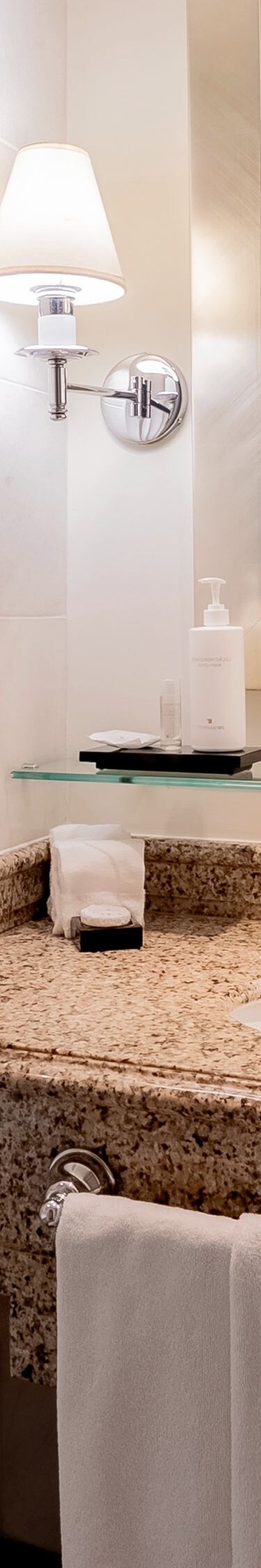 Salle de bain avec lavabo et baignoire.