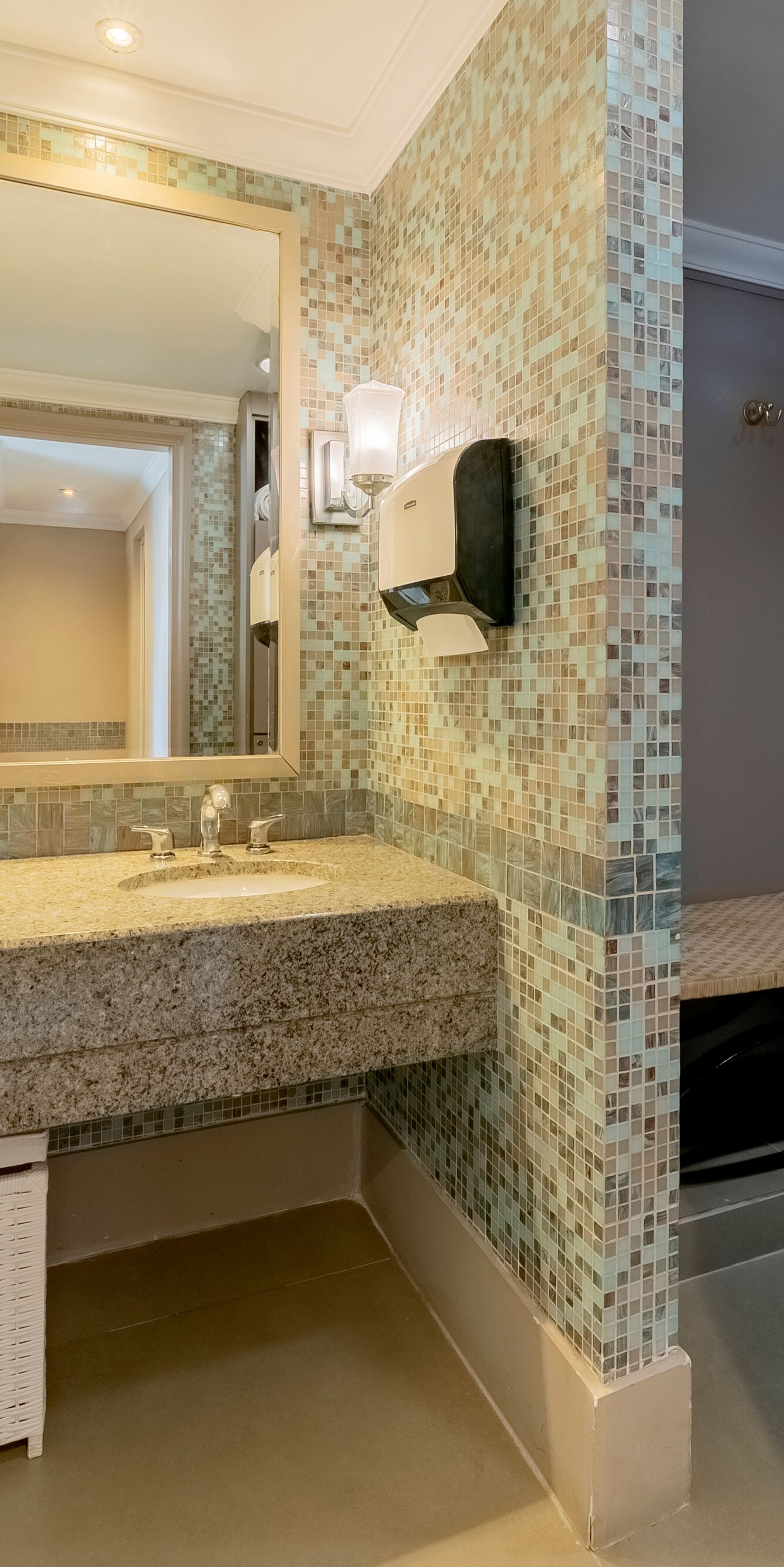 Extérieur du sauna, avec deux lavabos.