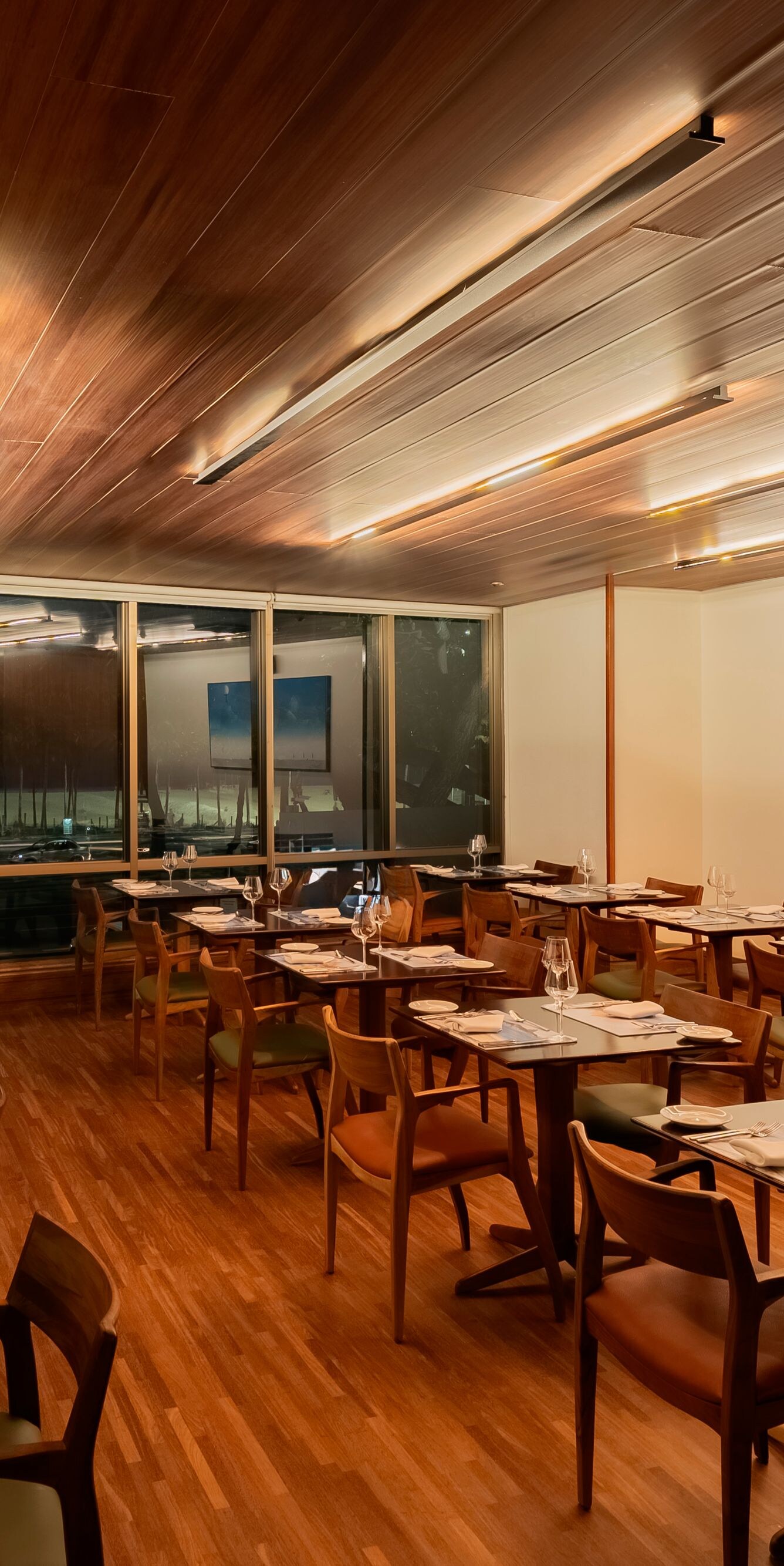 Restaurant vue de nuit, chaises, tables, meubles.