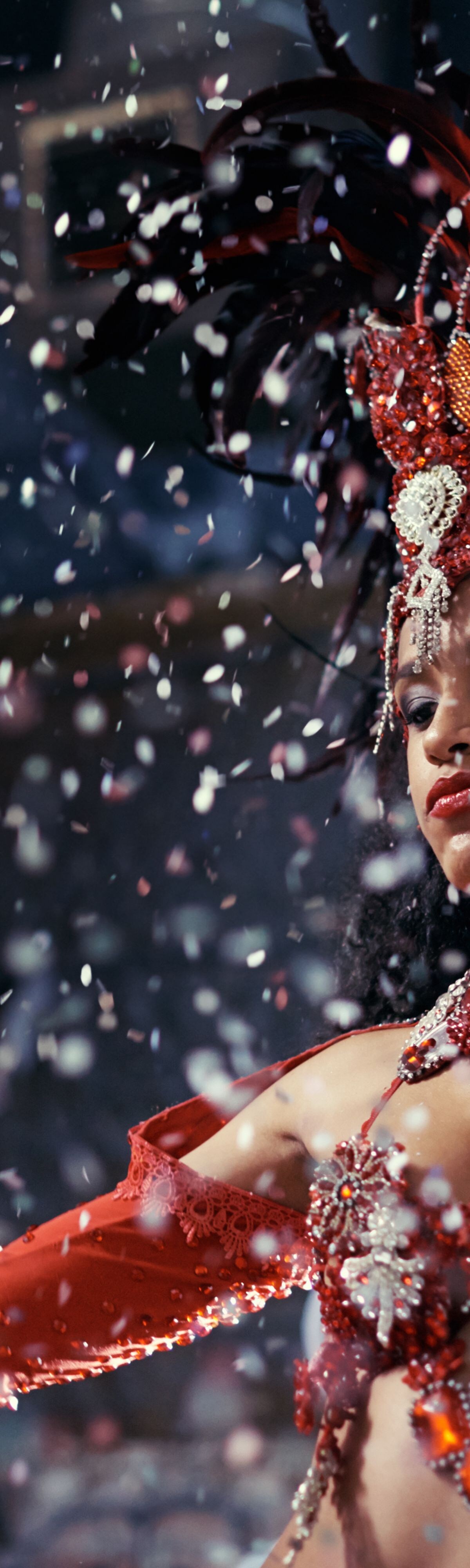Mulher dançando ao som da música de carnaval