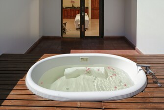Bañera de hidromasajes en la sala de masajes