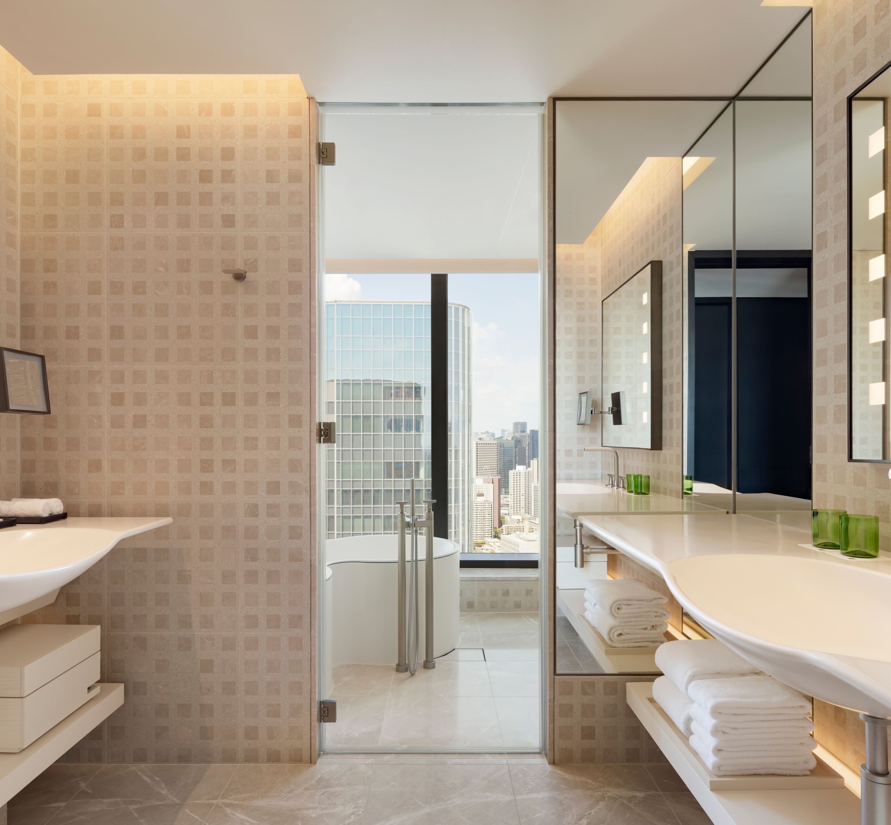 Suite bathroom with a city view