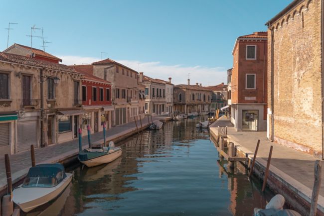 Vista al río en Venecia barcos cielo 