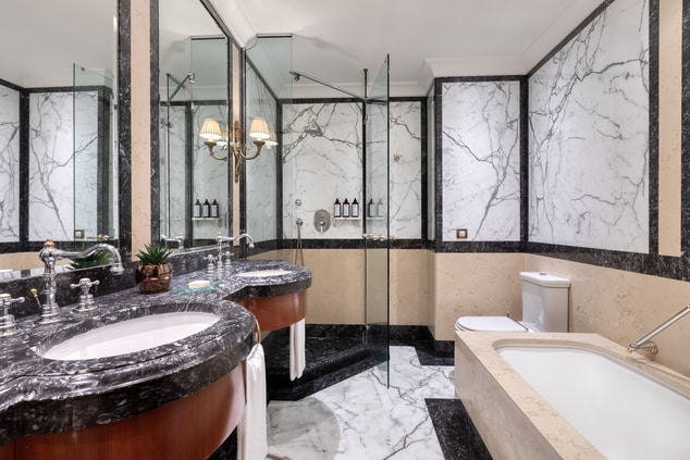 Hotel Grande Bretagne Bathroom