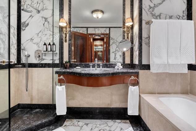 Hotel Grande Bretagne Bathroom