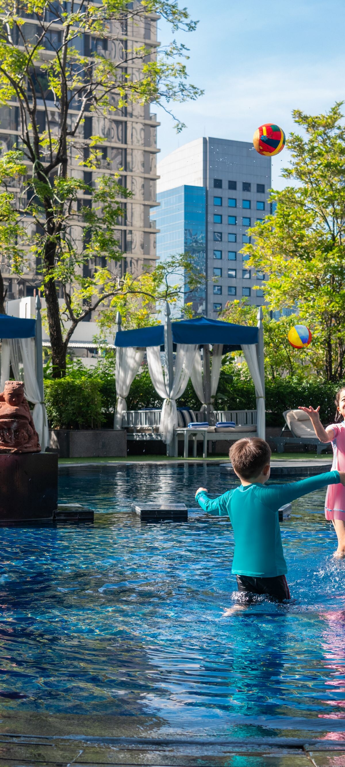 プールで水遊びする子供たち、誰もが楽しめるひととき。