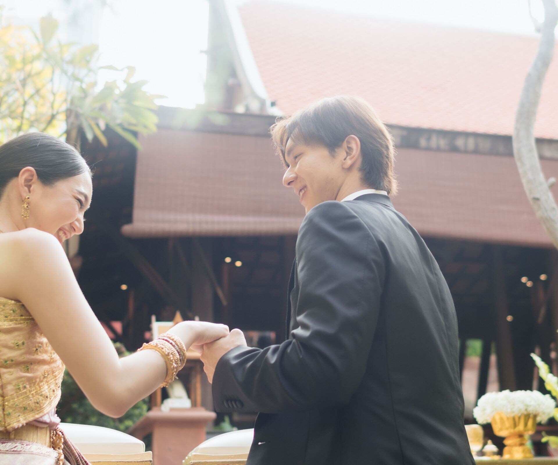 セレモニー中着席している新郎新婦