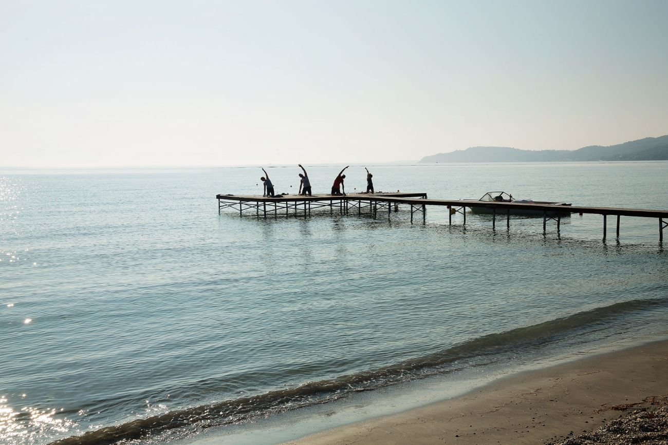 sesión de yoga frente al mar