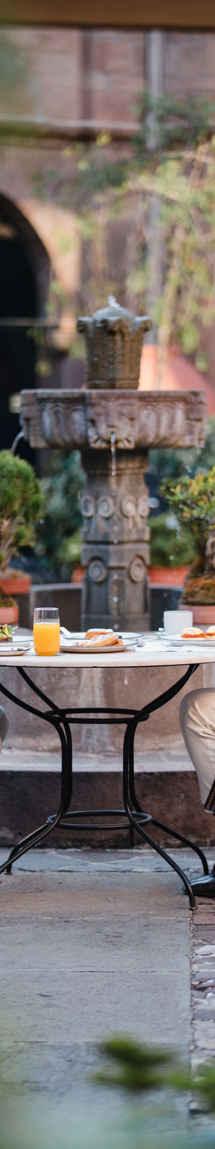 Cena en el patio del hotel