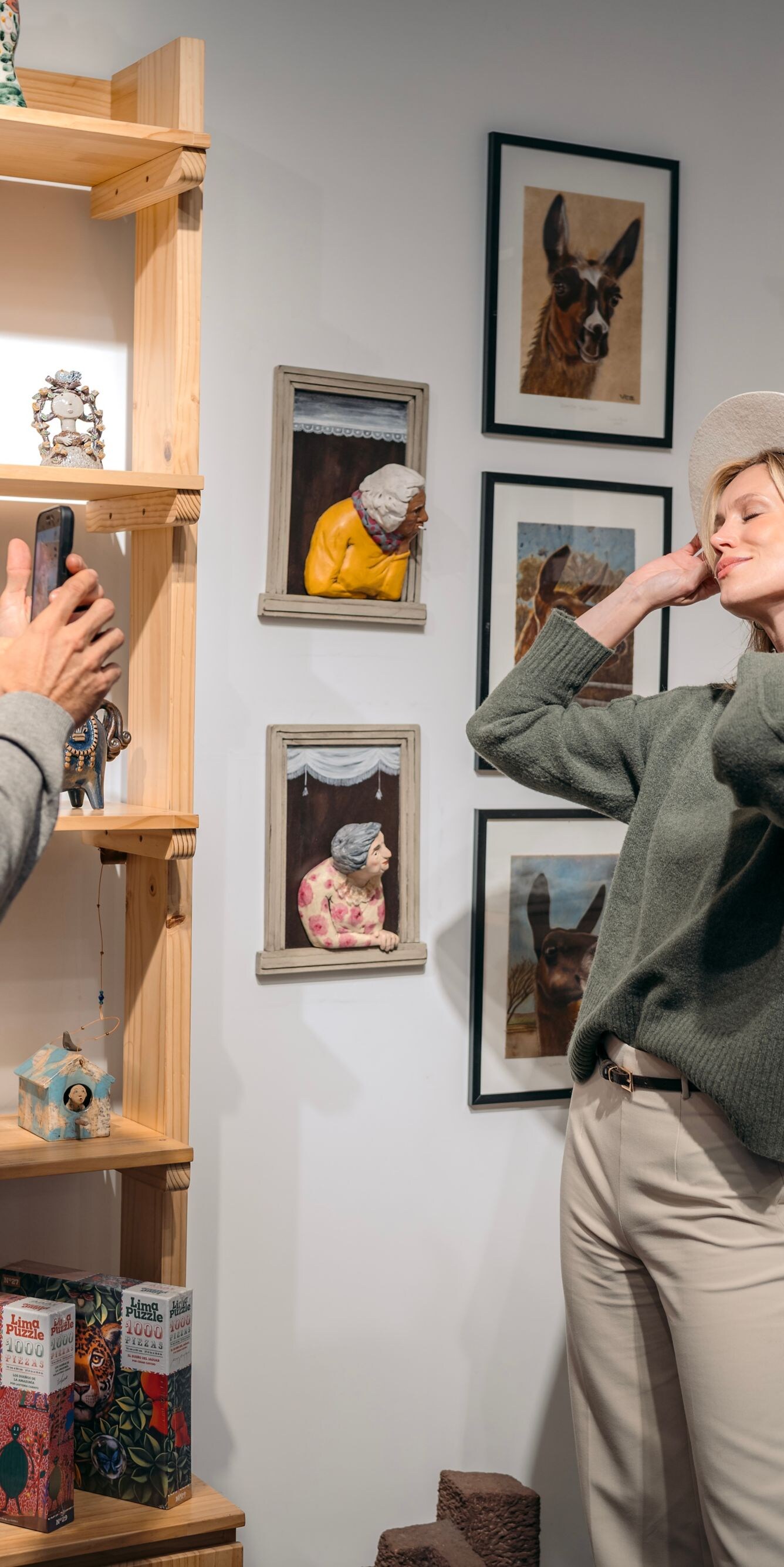 Una pareja disfrutando de la galería de arte Casa Mantay en P