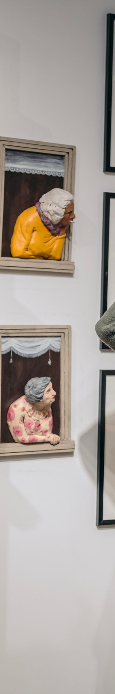 Una pareja disfrutando de la galería de arte Casa Mantay en P