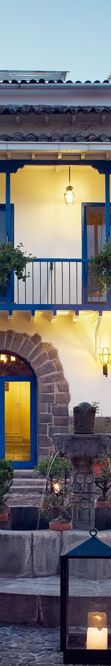 Patio de casa colonial con mesas y sillas