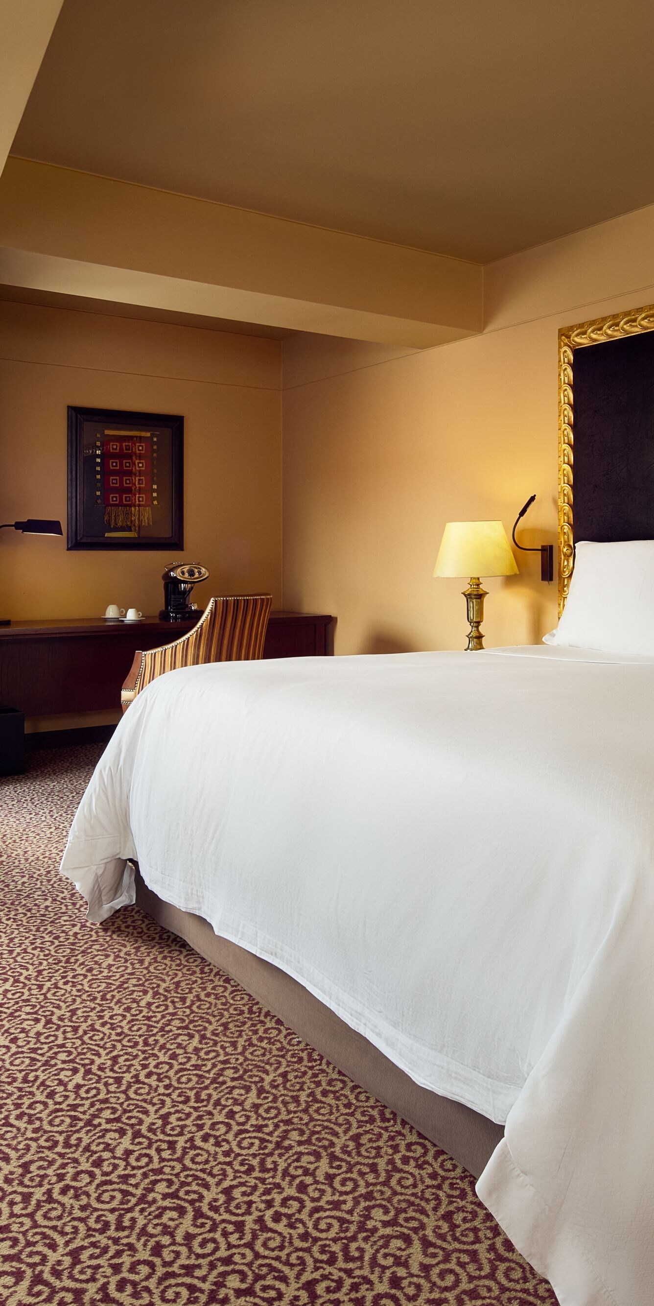 Cama, escritorio y silla