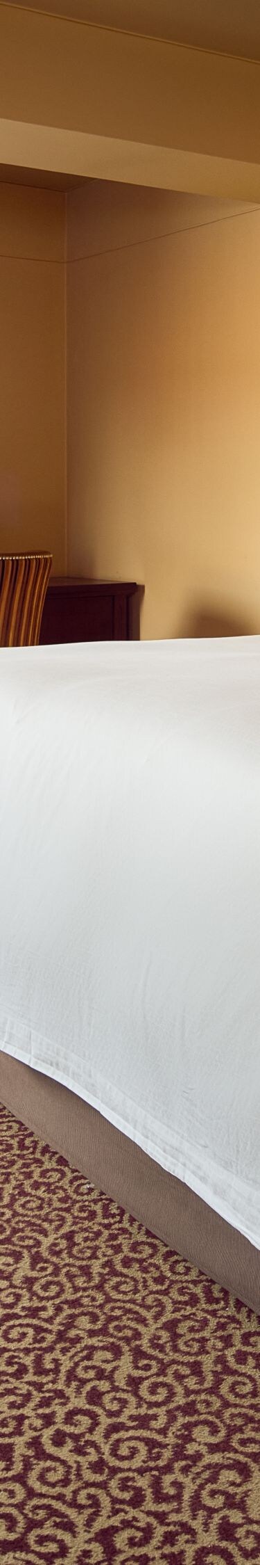 Cama, escritorio y silla