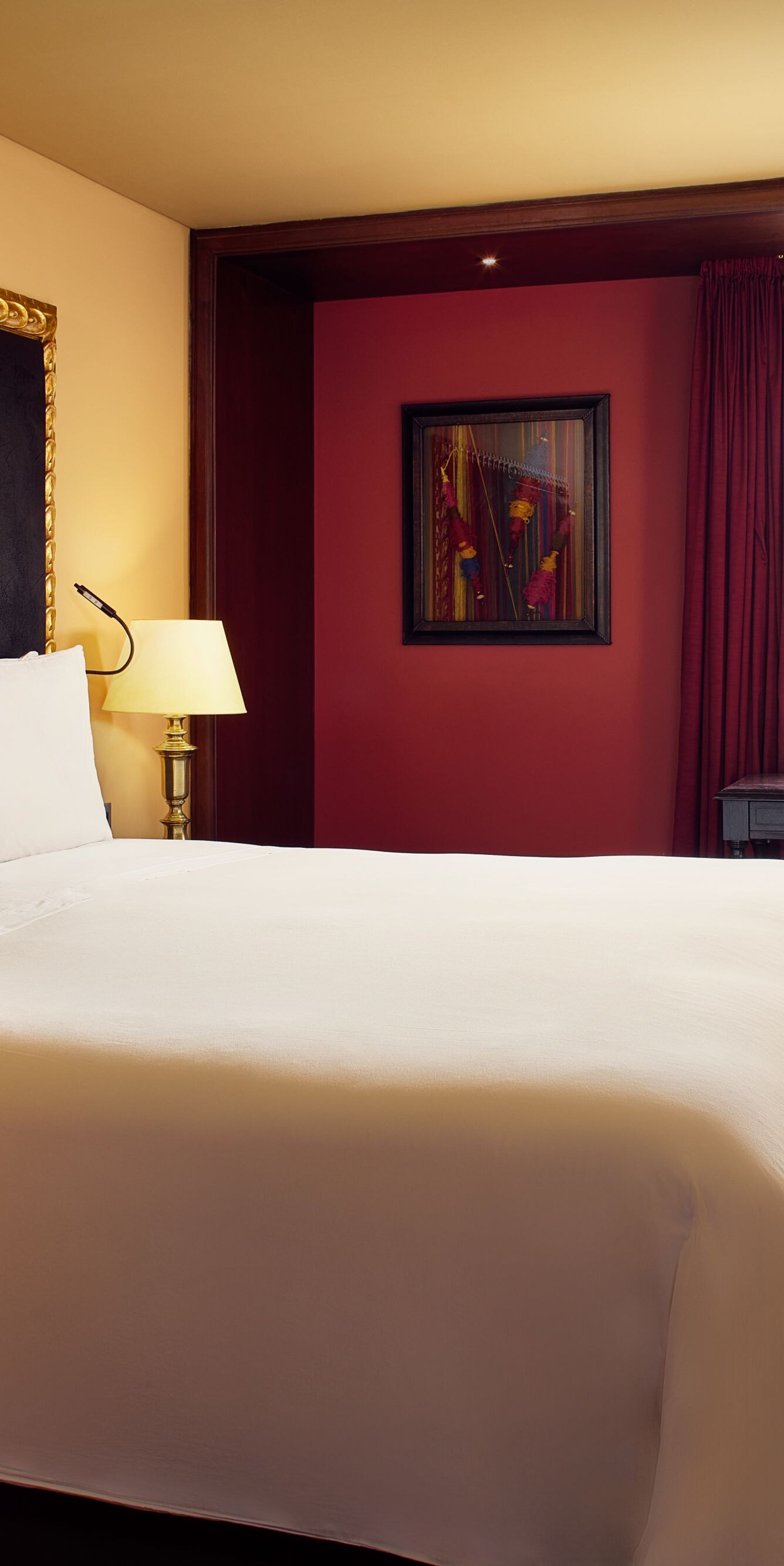 Cama, escritorio, silla