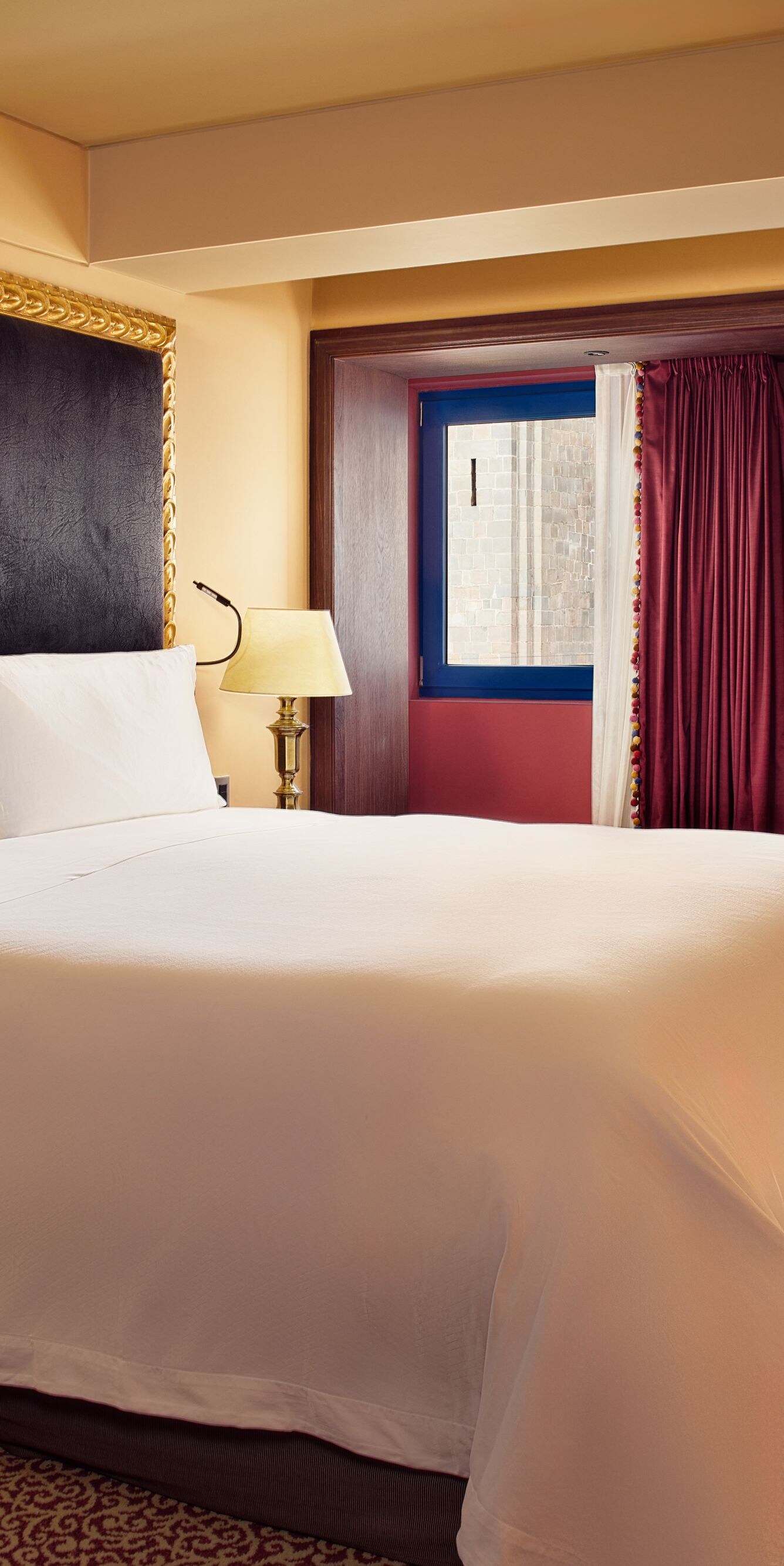 Cama, escritorio y silla