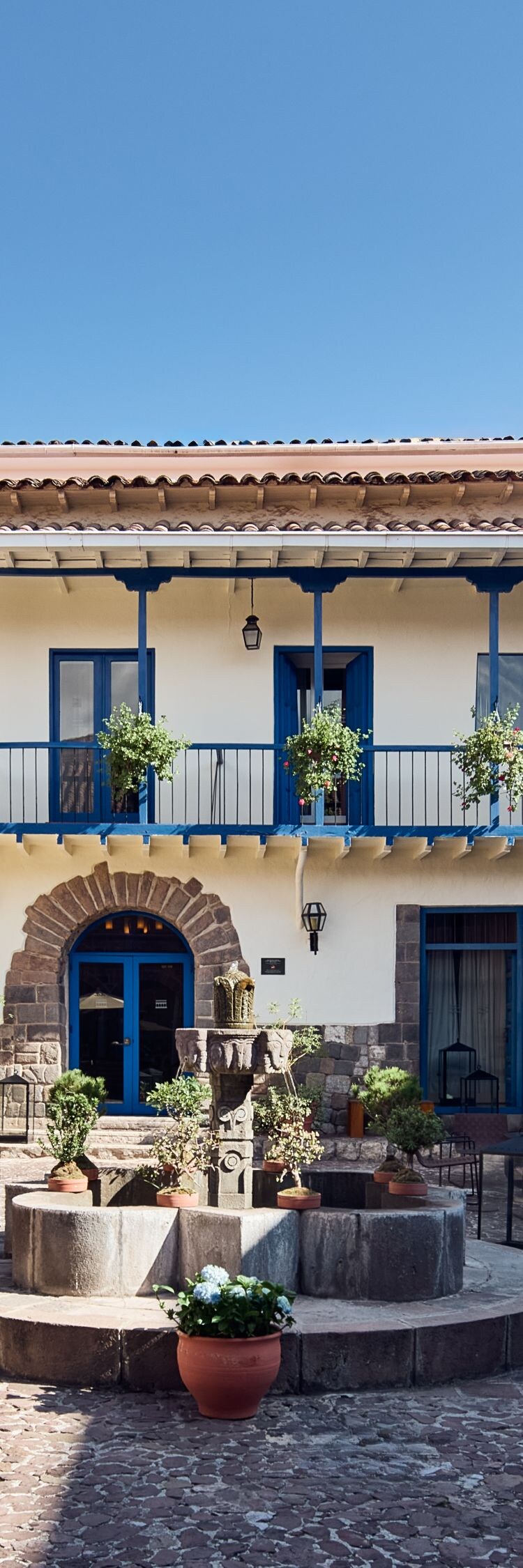 Patio del hotel en casa colonial con mesas y sillas