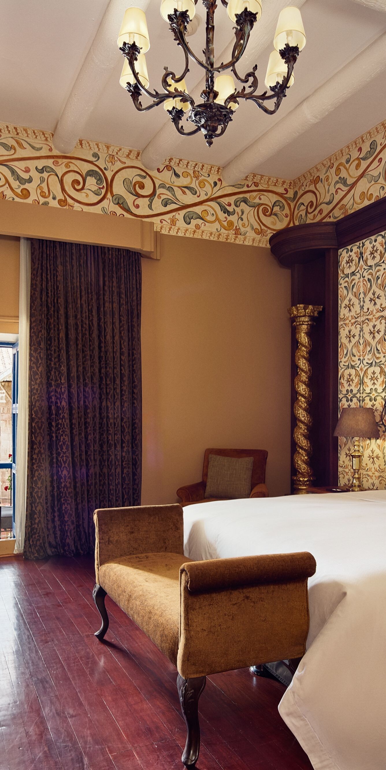 Dormitorio con banco, televisor y tocador