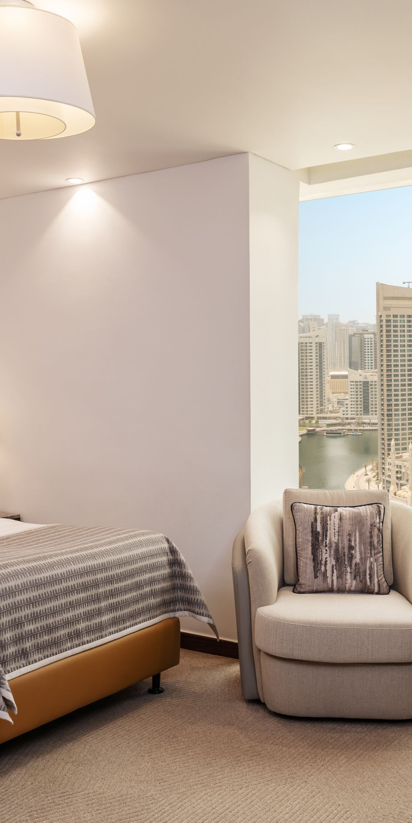 Deluxe Suite twin beds with view of cityscape