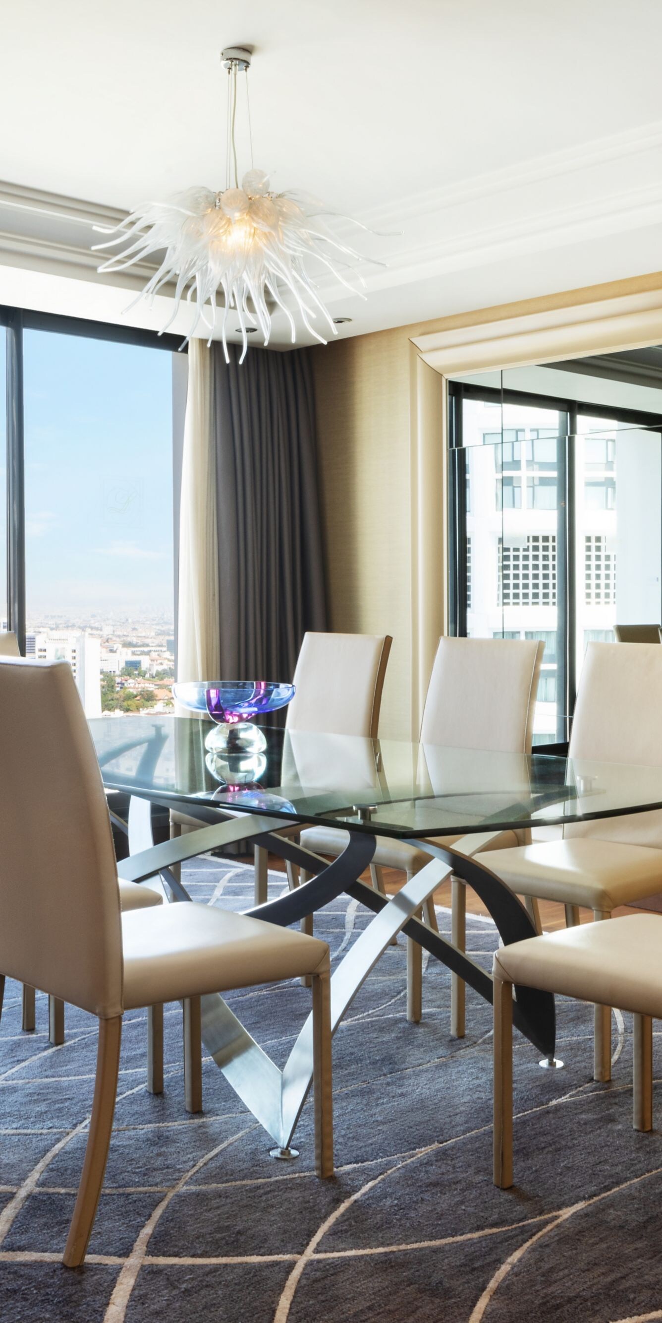 Lugal dining room with glass table and city view
