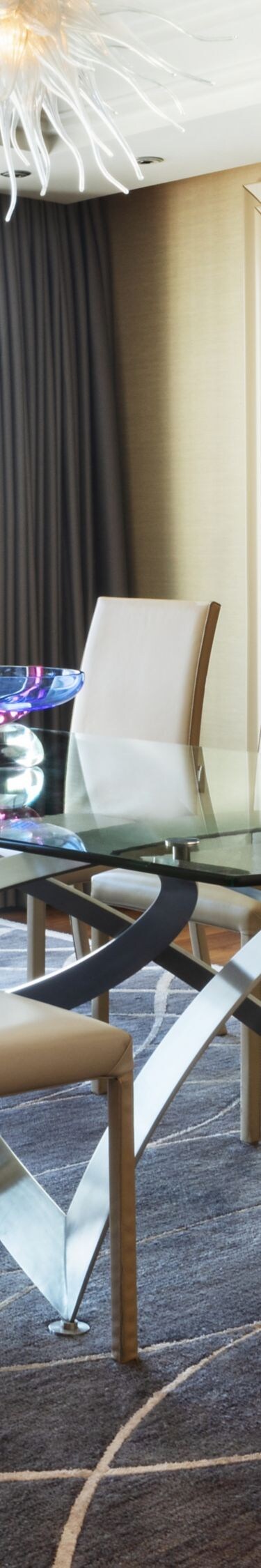 Lugal dining room with glass table and city view