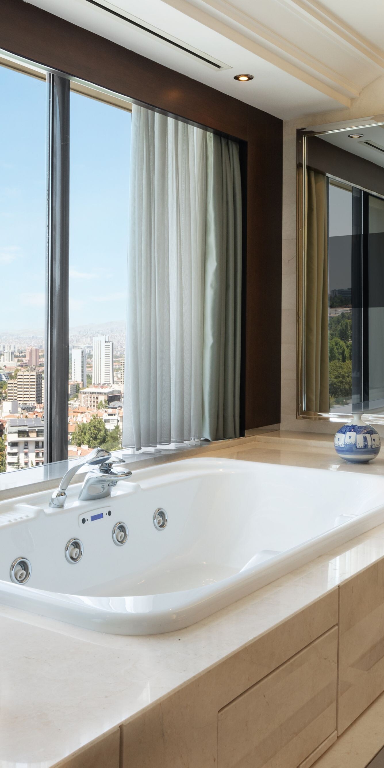 Lugal bathroom with whirlpool tub and city view