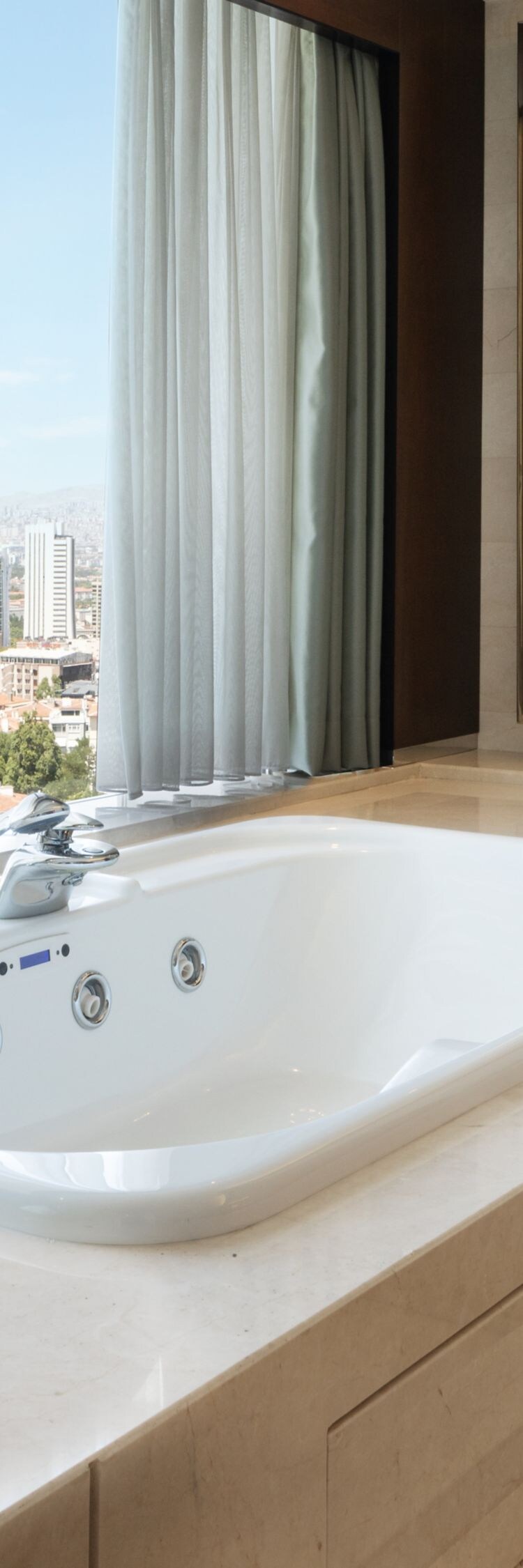Lugal bathroom with whirlpool tub and city view