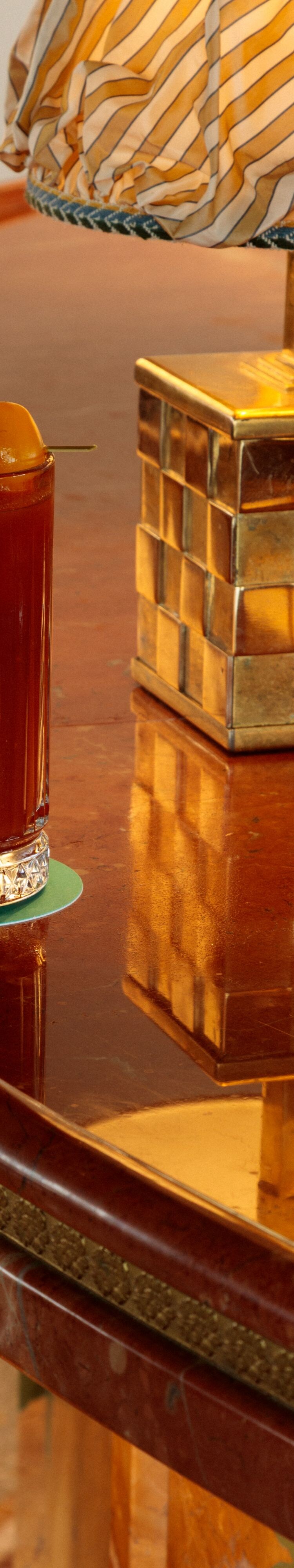 Cocktail Bloody Mary sur le comptoir du bar.
