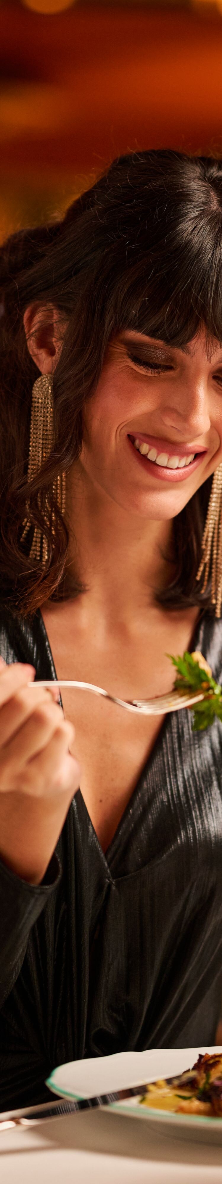Femme dégustant un dîner gastronomique avec du vin rouge