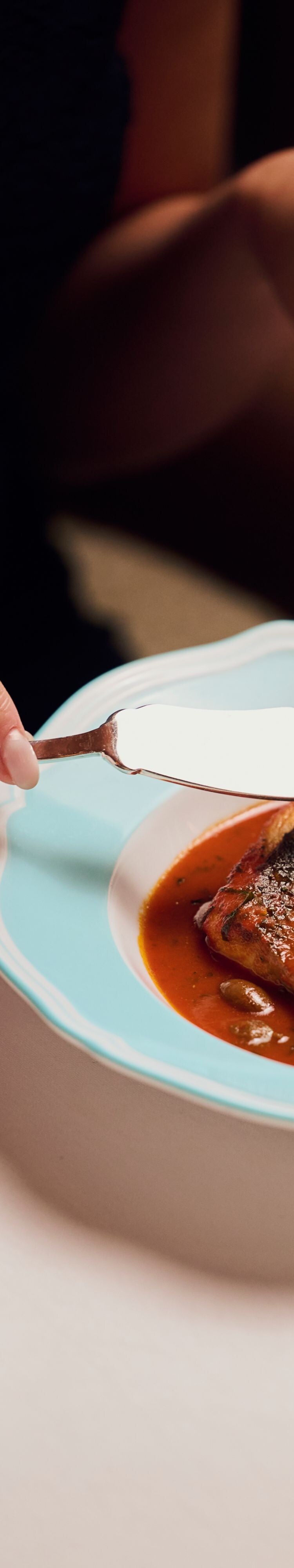 Assiette de dîner avec poisson en sauce