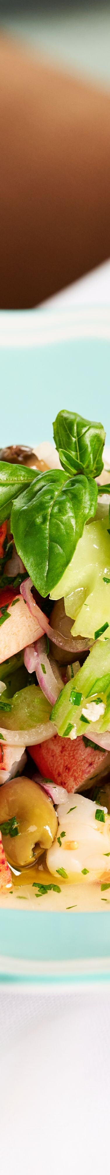 Assiette de déjeuner avec un mélange de fruits de mer, de poissons et de produits frais