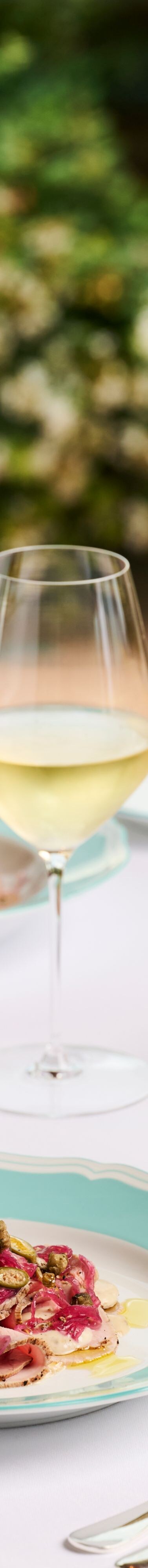 Déjeuner sur la terrasse avec verres de vin blanc et de vin rouge